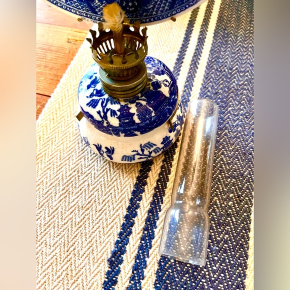 Pair Vintage, Rare, Blue Willow Oil Lamps with Reflector - Picture 4 of 10